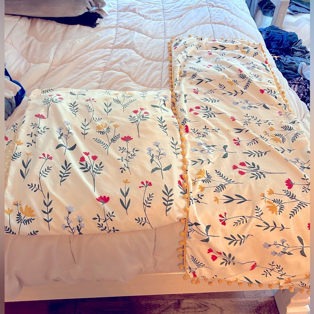 Duvet cover, long pillow case & two matching regular-size pillow cases set.